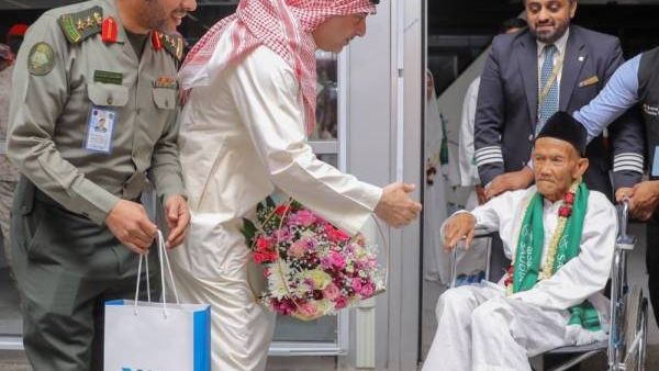 Ohi Aidros Samri, 130-year-old Indonesian national, who is believed to be the oldest person to ever perform Hajj, was welcomed by a number of Saudi officials. (Twitter)