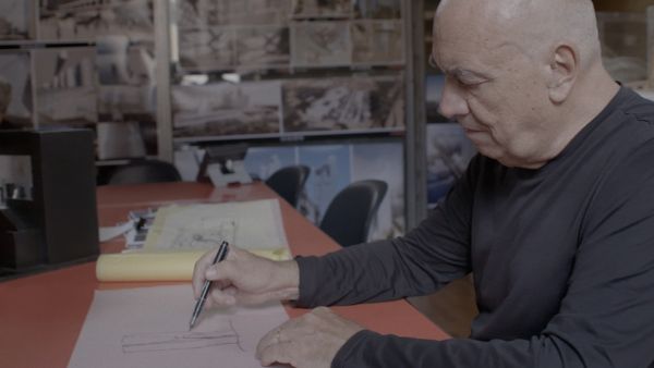 المهندس المعماري المعروف وسفير الماركة التجارية يقدم تصميم "إنفينيتا" في المعرض المهندس المعماري المعروف وسفير الماركة التجارية يقدم تصميم "إنفينيتا" في المعرض