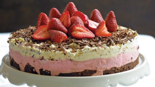 كعكة مثلجات الفراولة والشوكولاتة