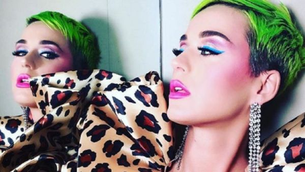 Katy Perry Poses for a selfie in the mirror. (Instagrm/ Katy Perry)