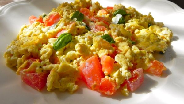 طبق البيض بالأعشاب