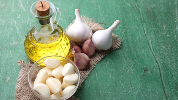فوائد زيت الزيتون والثوم عند مزجهما مع القليل من عصير الليمون للتخلص من السموم في الكبد فوائد زيت الزيتون والثوم عند مزجهما مع القليل من عصير الليمون للتخلص من السموم في الكبد