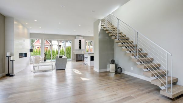 الدرابزين الحديد لافت عند الدمج بين النمطين الكلاسيكي والـمودرن في تصميمه الدرابزين الحديد لافت عند الدمج بين النمطين الكلاسيكي والـمودرن في تصميمه