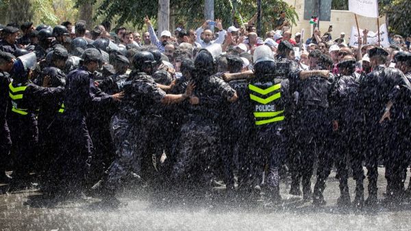 جانب من المواجهات بين المعلمين المحتجين وقوات الشرطة في عمان الجمعة
