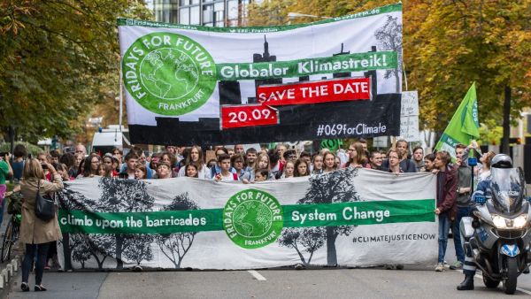 Participants of a Fridays for Future demonstration walk with protest signs and banners through Frankfurt on September 13, 2019. On the occasion of the International Auto Show (IAA), demonstrations will be held for sustainable mobility. (Lennart Stock / dpa / AFP)