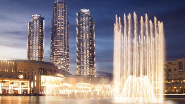 يقع فندق " العنوان فاونتن فيوز ‘Address Fountain Views’  " في وسط مركز مدينة دبي، على بعد 15 دقيقة من مطار دبي الدولي، وعلى مسافة خطوات معدودة عن برج خليفة، كما أنه متصل بشكل مباشر بدبي مول، وجهة التسوق الأكثر زيارةً في العالم
