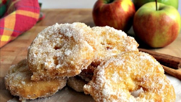 دوناتس التفاح المقلية بالقرفة