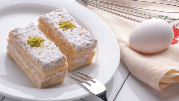 وصفة سهلة وسريعة وشهية لصنع كيكة الحليب بالسكر البودرة