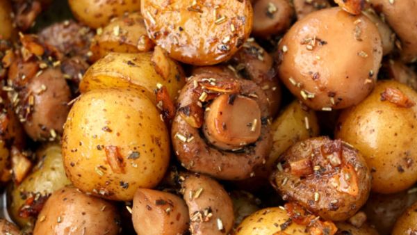 طبق الثوم بالفطر والبطاطا