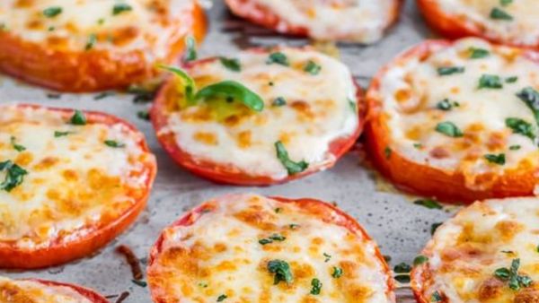 طماطم مطبوخة مع جبن الموزاريلا والبارميزان