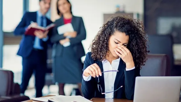 كيف تحمي نفسك من الزملاء السامين في مكان العمل؟