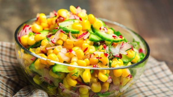 سلطة خضار مع الذرة