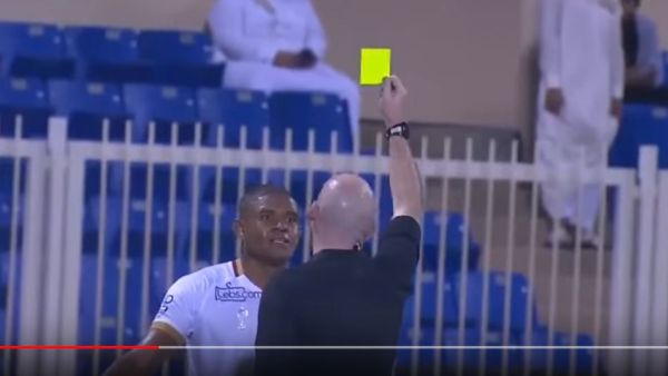 قام محترف نادي الوحدة “أنسیلمو” بركل الكرة تجاه الجماھیر لتستقر عند سید
