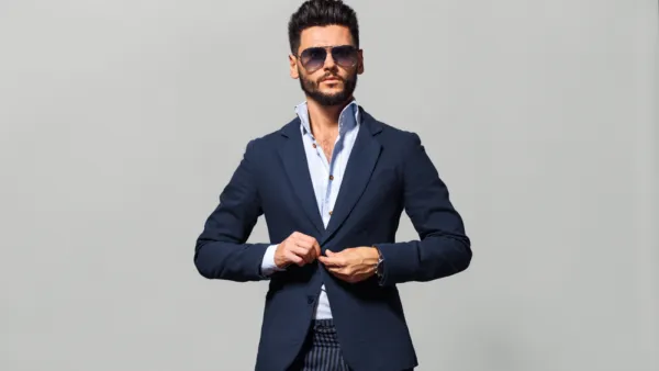  اعتمد البدلة البنى مع قميص باللون السماوي