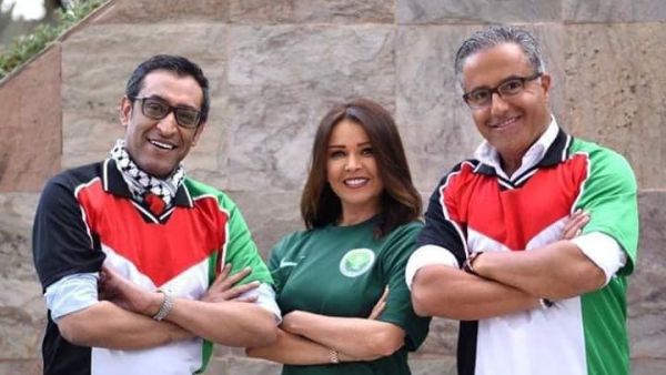 ‫الاعلامية في قناة العربية " ميسون عزام "ترتدي قميص المنتخب السعودي تتوسط الاعلاميين ,الفلسطيني محمد ابو عبيد والسعودي خالد مدخلي واللذين ارتديا قميص منتخبنا الوطني في بادرة ترحيبية بالاخضر السعودي 