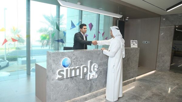 يوفر المختبر مساحة عمل محفزة للابتكار، يتعاون من خلالها المبرمجون وخبراء التكنولوجيا مع خبراء الخدمات المصرفية ضمن فريق عمل مرن يوفر المختبر مساحة عمل محفزة للابتكار، يتعاون من خلالها المبرمجون وخبراء التكنولوجيا مع خبراء الخدمات المصرفية ضمن فريق عمل مرن