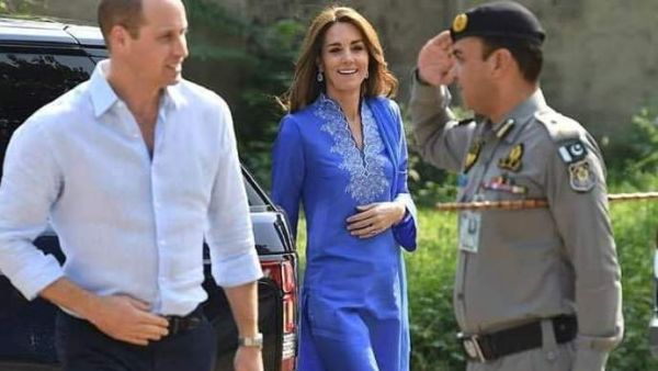Kate Middleton caught attention in a royal blue kurta with Prince William in Pakistan (Twitter) 