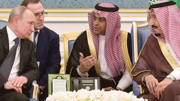 Putin (L)  paying attention to Saudi King (AFP File Photo)
