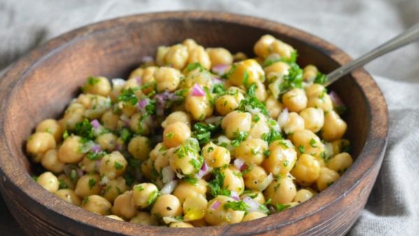 سلطة الحمص والبصل الأحمر