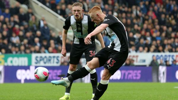 نيوكاسل يصعق مانشستر يونايتد