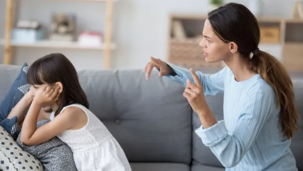 كوني موجودة عندما يطلب طفلك مساعدتك ولا تحاولي تمهيد الطرق أمامه بدعوى الحفاظ على راحته