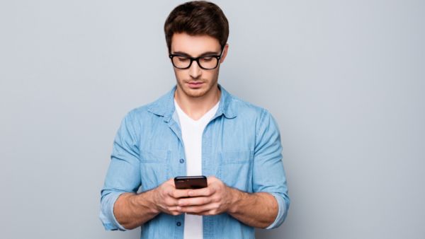 يصاب مستخدمو الهواتف الذكية قبل النوم بالسمنة نتيجة لإفراز هرمون الكورتيزول يصاب مستخدمو الهواتف الذكية قبل النوم بالسمنة نتيجة لإفراز هرمون الكورتيزول