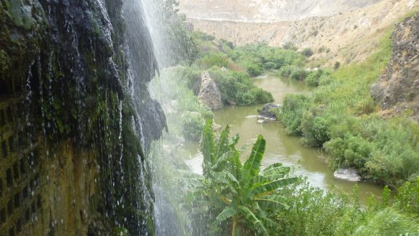 وتلقى المزارعون الإسرائيليون الخميس، رسائل من سلطات تل أبيب بأنه سيمنع عليهم دخول المنطقتين بدءً من الأحد القادم.