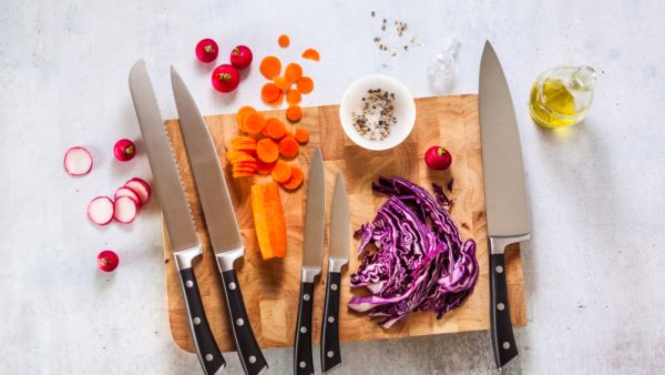 تعتبر السكاكين الحادة أكثر أمانا من السكاكين الأخرى التي تنزلق من سطح الفواكه التي تقشرها