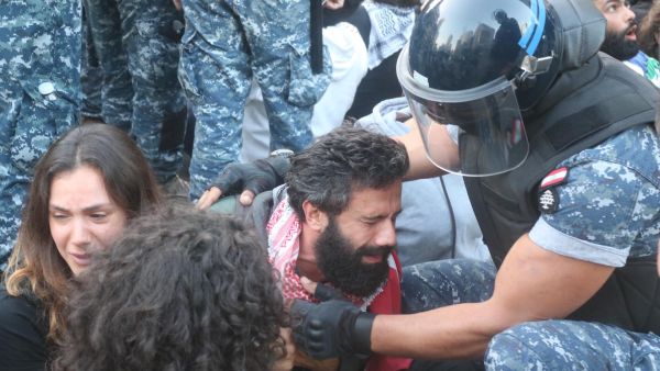  المتظاهر يوسف فاضل في بيروت "أؤكد أننا نطالب بحكومة تكنوقراط.. نحن بحاجة إلى دم جديد".