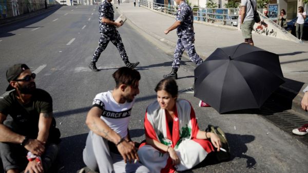 وينتظر اللبنانيون انطلاق استشارات نيابية تفضي إلى تكليف رئيس جديد للوزراء، وتعيين حكومة جديدة.