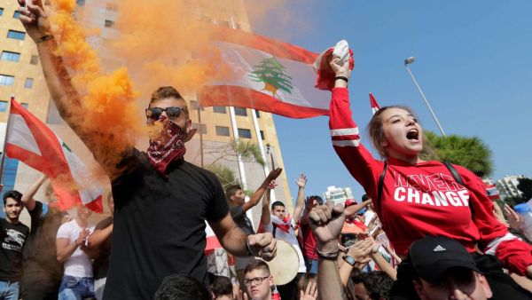 عناصر من مليشيات الحزب الموالية لايران قد اعتدت في عدة مناسبات على المتظاهرين في محاولة لفض الاحتجاجات بالقوة والبلطجة 