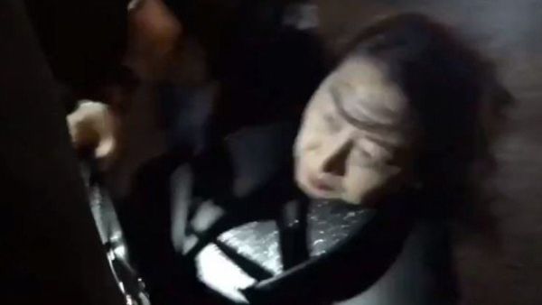 قالت زعيمة هونغ كونغ كاري لام في بيان إنها تندد بقوة بما وصفته بهجوم على تشنغ.