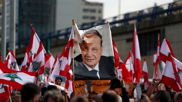 Lebanese supporters of President Michel Aoun (AFP)