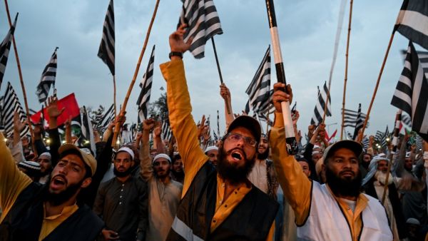 Supporters of Islamic political party Jamiat Ulema-e-Islam (JUI-F) shout slogans during an anti-government "Azadi (Freedom) March" in Islamabad on November 1, 2019. Aamir QURESHI / AFP