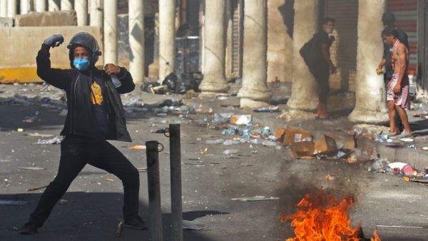 Iraqi protesters clash with security forces in the capital Baghdad during ongoing anti-government demonstrations on November 8, 2019. Anti-government protests entered their third week today amid fresh bloodshed, but leaders appeared to have closed rank around the country's embattled premier. AHMAD AL-RUBAYE / AFP