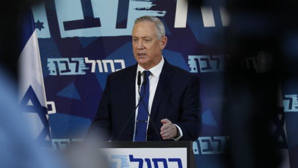 Israeli Kahol Lavan (Blue and White) political alliance leader and retired Israeli General Benny Gantz, delivers a statement, on November 23, 2019, in the Israeli coastal city of Tel Aviv. (AFP/ File Photo)