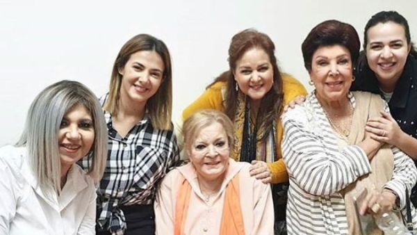 أحدث ظهور للفنانة نادية لطفي بعد زيارة عائلة سمير غانم ورجاء الجداوي لها 