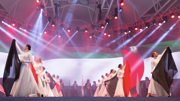 احتفل بعروض الألعاب النارية وتجارب التسوّق وغيرها