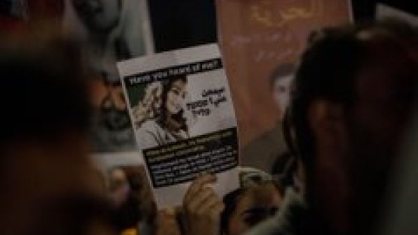 Jordanians protesting in front of the prime ministry building in Amman to demand the immediate release of the two Jordanians Hiba al-Labadi, 24, and Abdelrahman Meri. (Twitter)