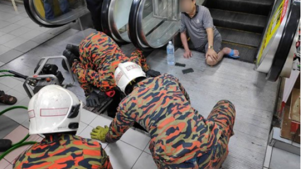 A man's leg was "swallowed" by an escalator in KualaLumpur (Twitter)