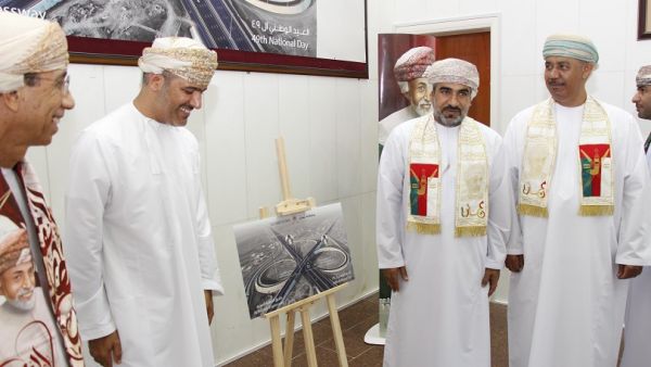 بريد عُمان تطلق طابعاً تذكاريا بمناسبة العيد الوطني الـ 49 المجيد يبرز  مشروع طريق الباطنة السريع