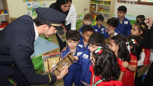 طيارو الاتحاد للطيران يزورون أكاديمية الأطفال المبدعين للاحتفال بالعيد الوطني