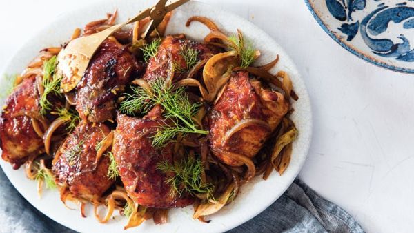 صينية الدجاج مع البصل المكرمل