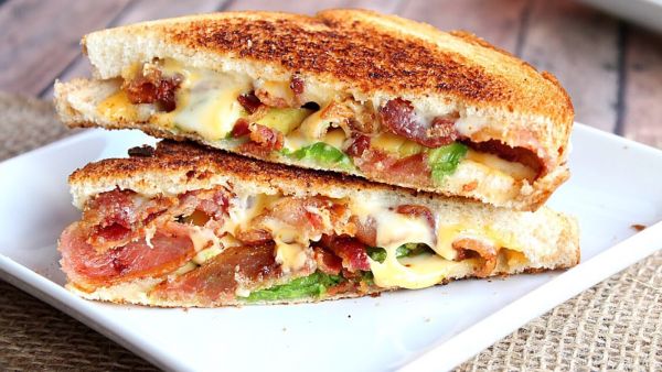 ساندويتشات الجبن والبسطرمة