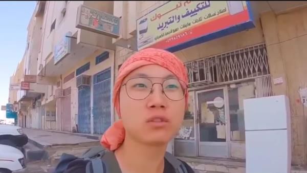 Korean tourist complaining about shops and restaurants in Saudi Arabia (Twitter)