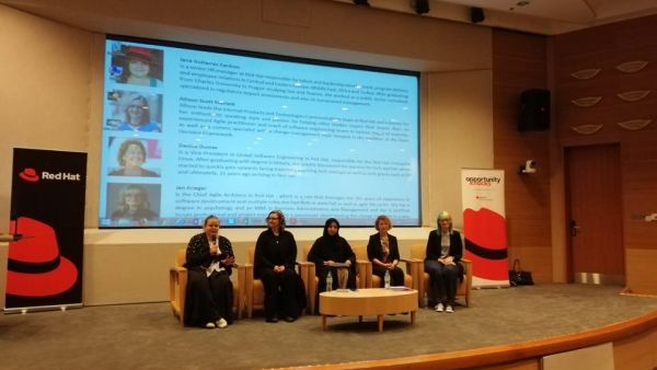 خلال الحدث ريد هات تنظم جولة في جامعات الإمارات لتثقيف الطالبات حول أهمية البرمجيات مفتوحة المصدر