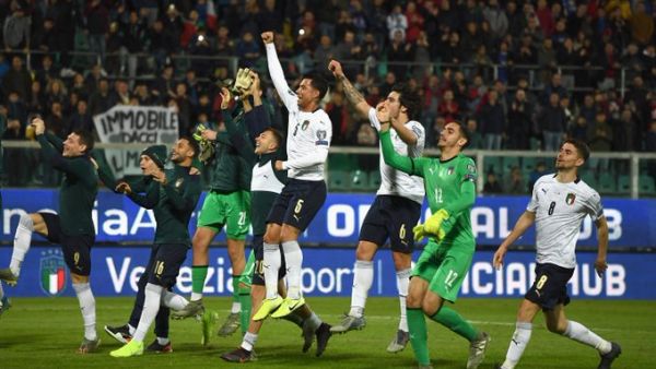 لاعبو إيطاليا يحييون الجماهير بعد الفوز الكبير