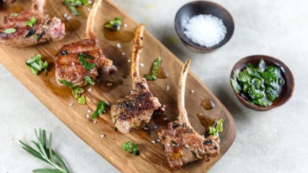 قطع لحم غنم بالثوم والأعشاب