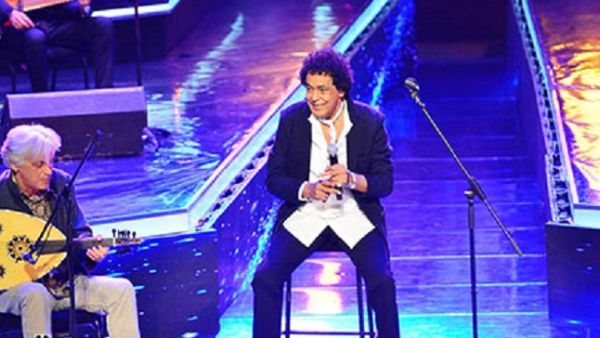 محمد منير يفتتح مهرجان الموسيقى العربية جالسا محمد منير يفتتح مهرجان الموسيقى العربية جالسا