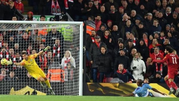 صلاح (يمين) يسدد برأسه مسجلاً هدف ليفربول الثاني